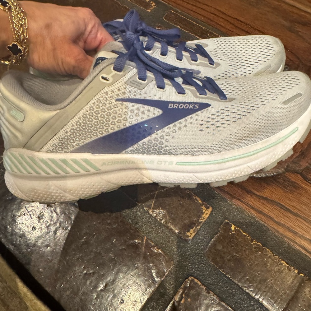 Brooks GTS 22 adrenaline running shoe with minimal use size 8